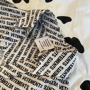 Vetements logo-print long-sleeve shirt